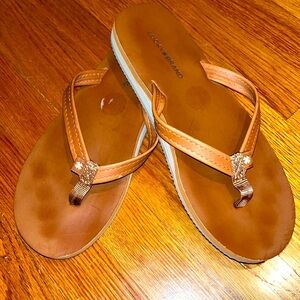 Lucky Brand tan leather flip flops size 7M